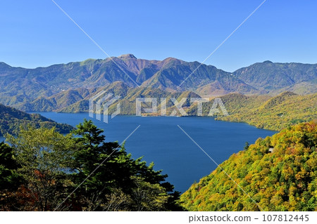 從日光茶木平展望台欣賞中禪寺湖的秋葉和奧日光的山脈 107812445