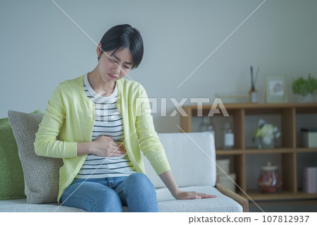 患有胃痛的女性 患有胃痛的女性 患有胃痛的女性 患有胃痛的女性 107812937