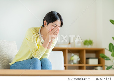 一個女人忍住噁心 107813151
