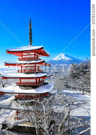 冬天:山梨縣富士吉田市白雪覆蓋的新倉山淺間神社忠靈塔和富士山的壯麗景色 冬天:山梨縣富士吉田市白雪覆蓋的新倉山淺間神社忠靈塔和富士山的壯麗景色 107813189