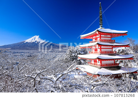 冬天:山梨縣富士吉田市白雪覆蓋的新倉山淺間神社忠靈塔和富士山的壯麗景色 冬天:山梨縣富士吉田市白雪覆蓋的新倉山淺間神社忠靈塔和富士山的壯麗景色 107813268