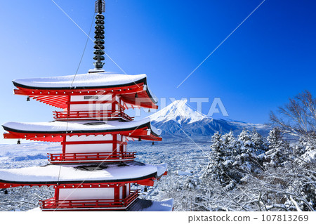冬天:山梨縣富士吉田市白雪覆蓋的新倉山淺間神社忠靈塔和富士山的壯麗景色 冬天:山梨縣富士吉田市白雪覆蓋的新倉山淺間神社忠靈塔和富士山的壯麗景色 107813269