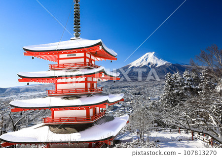 冬天:山梨縣富士吉田市白雪覆蓋的新倉山淺間神社忠靈塔和富士山的壯麗景色 冬天:山梨縣富士吉田市白雪覆蓋的新倉山淺間神社忠靈塔和富士山的壯麗景色 107813270