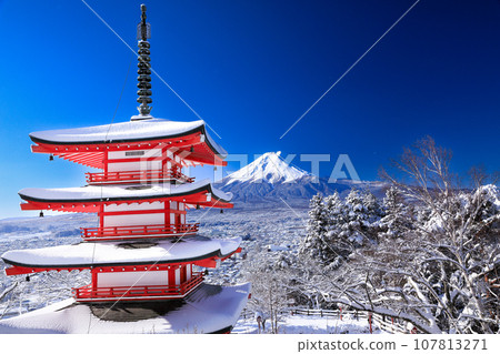 冬天:山梨縣富士吉田市白雪覆蓋的新倉山淺間神社忠靈塔和富士山的壯麗景色 冬天:山梨縣富士吉田市白雪覆蓋的新倉山淺間神社忠靈塔和富士山的壯麗景色 107813271