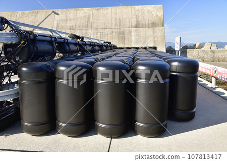 Photographing the buoyant material of the fish tank at Irifune Fishing Port in Hakodate, Hokkaido in autumn 107813417
