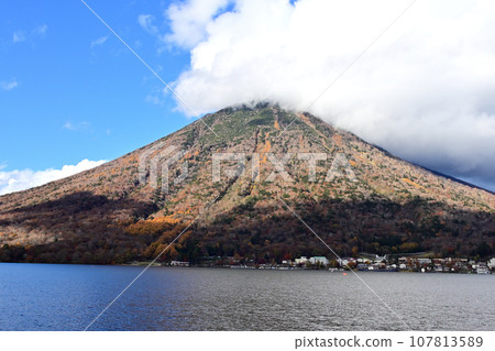 秋天的奧日光男體山雲霧繚繞 秋天的奧日光男體山雲霧繚繞 107813589