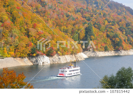 湖上的遊船與秋葉 107815442