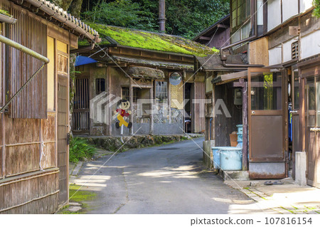 Ohara Women's Path Jumpout Boy (Kyoto Ohara, near Jakkoin) Ohara Women's Path Jumpout Boy (Kyoto Ohara, near Jakkoin) 107816154