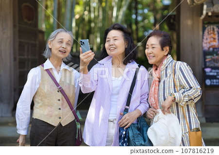Senior women who enjoy sightseeing 107816219