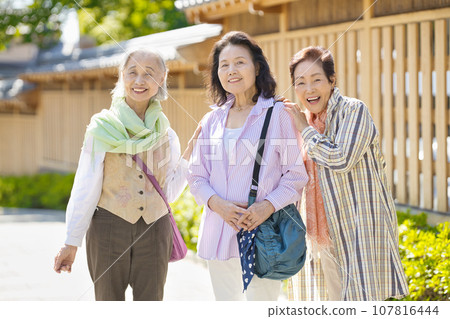 Senior women who enjoy sightseeing 107816444