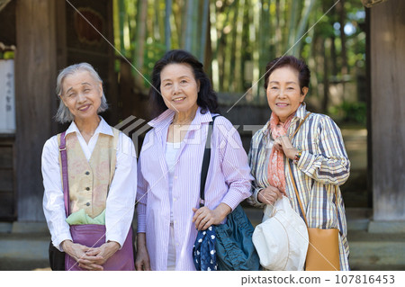 Senior women who enjoy sightseeing 107816453