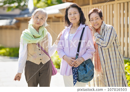 Senior women who enjoy sightseeing 107816503