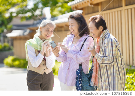 Senior women who enjoy sightseeing 107816598