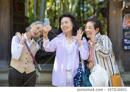 Senior women who enjoy sightseeing 107816601