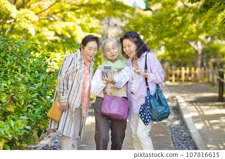 享受旅行的資深婦女 107816615