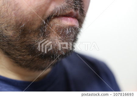 留著鬍渣的男人的個人資料 107816693