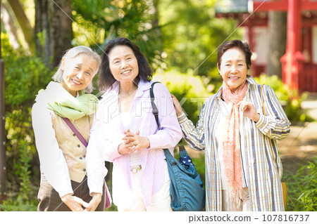 Senior women who enjoy sightseeing Senior women who enjoy sightseeing 107816737