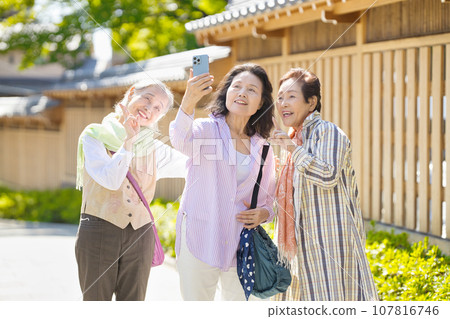 Senior women who enjoy sightseeing Senior women who enjoy sightseeing 107816746