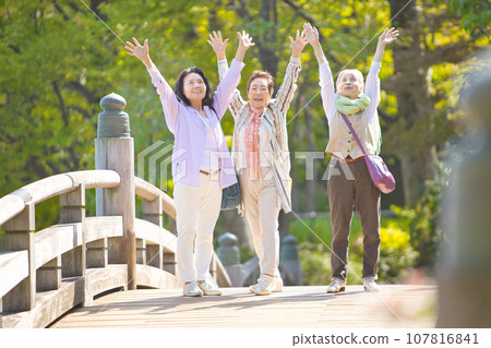 Senior woman enjoying travel 107816841