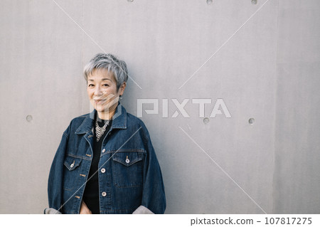 優雅的日本女人，灰白頭髮 107817275