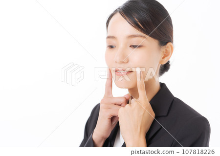 一個女人微笑著檢查她的皮膚 107818226