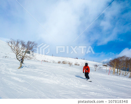 陽光明媚的一天,滑雪者在滑雪勝地滑雪(北海道新雪谷) 陽光明媚的一天,滑雪者在滑雪勝地滑雪(北海道新雪谷) 107818348