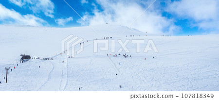 滑雪場的山頂纜車，下車後步行爬坡到達山頂（北海道新雪谷） 107818349