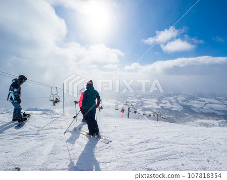 從滑雪場山上俯瞰城鎮（北海道新雪谷） 107818354