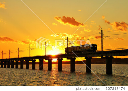 Ibaraki Prefecture, autumn evening, Kitaura Bridge and train 107818474