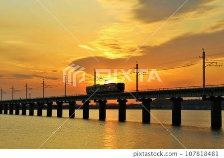 Ibaraki Prefecture, autumn evening, Kitaura Bridge and train 107818481
