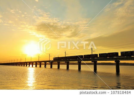 Ibaraki Prefecture, autumn evening, Kitaura Bridge and freight train 107818484