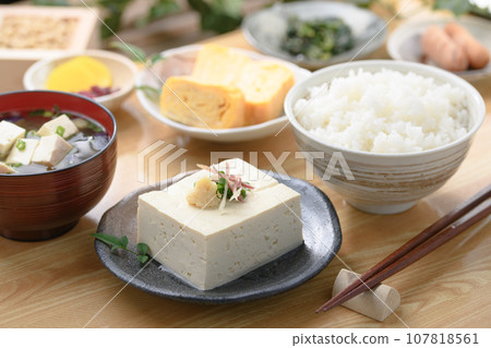 Hiyayako When you think of Japanese food, you think of tofu (Japanese food breakfast image) Tofu made with nutritious soybeans Tofu dishes Firm tofu Hiyayako When you think of Japanese food, you think of tofu (Japanese food breakfast image) Tofu made with nutritious soybeans Tofu dishes Firm tofu 107818561
