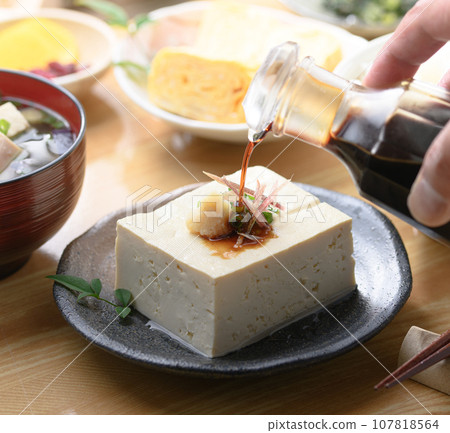 冰鮮豆腐加醬油，說起日本料理，豆腐（日本料理）就是用營養豐富的大豆製成的。豆腐料理，硬豆腐 107818564