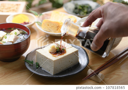 Add soy sauce to the chilled tofu. Speaking of Japanese food, tofu (Japanese food) is made with nutritious soybeans. Tofu dishes, firm tofu Add soy sauce to the chilled tofu. Speaking of Japanese food, tofu (Japanese food) is made with nutritious soybeans. Tofu dishes, firm tofu 107818565
