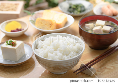 Japanese food Japanese breakfast (breakfast image) Natto, miso soup Tamagoyaki Mezashi Pickles Tofu Japanese food Japanese breakfast (breakfast image) Natto, miso soup Tamagoyaki Mezashi Pickles Tofu 107818589