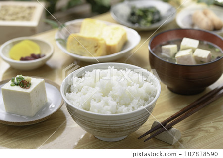 Japanese food Japanese breakfast (breakfast image) Natto, miso soup Tamagoyaki Mezashi Pickles Tofu 107818590