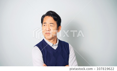 沮喪的中年男子 107819622