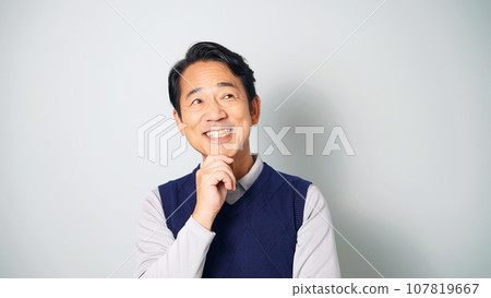 中年男子微笑思考 107819667