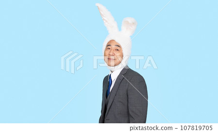 戴著兔子頭飾的中年商人 戴著兔子頭飾的中年商人 107819705