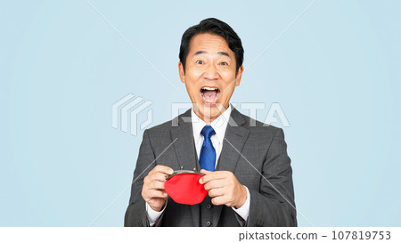 中年商人對他的錢包感到滿意 中年商人對他的錢包感到滿意 107819753