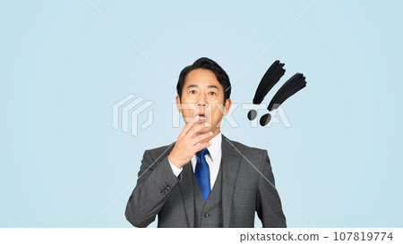 驚訝的中年商人 107819774