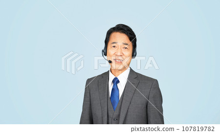 戴著耳機說話的中年商人 107819782