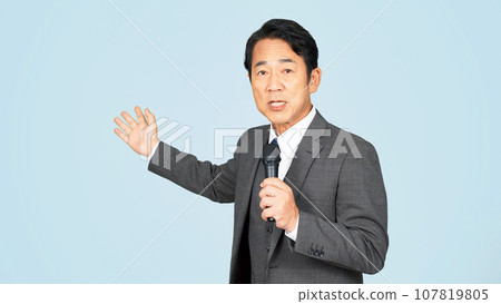 中年男子拿著麥克風引導 107819805