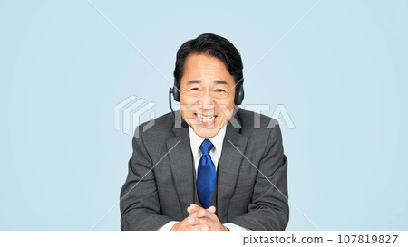 中年男子戴著耳機說話 107819827