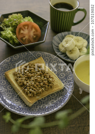 納豆吐司早餐垂直位置 107819882