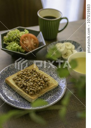 納豆吐司早餐垂直位置 107819883