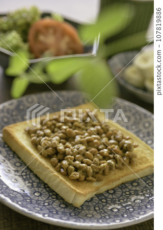 納豆吐司早餐垂直位置 納豆吐司早餐垂直位置 107819886