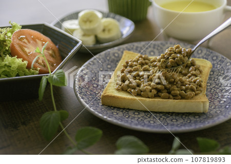 納豆吐司早餐 107819893