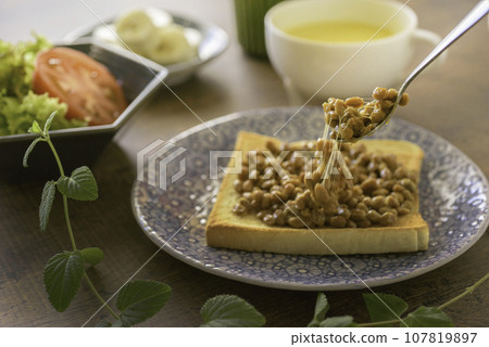 納豆吐司早餐 納豆吐司早餐 107819897