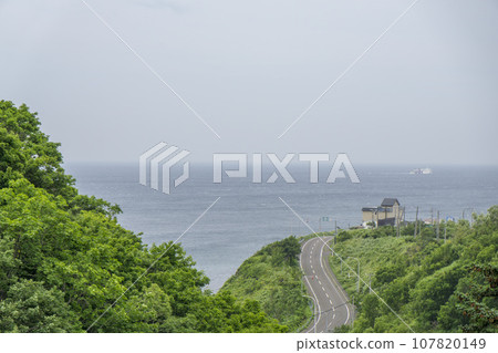 一棟孤獨的房子，可以看到爬坡曲線之外的海景 107820149